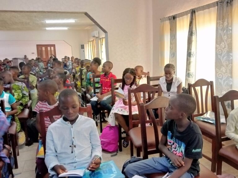 Formation des Enfants Ambassadeurs de l’Efficacité Énergétique : Retour sur l’événement à Ouidah à l’hôtel Terra Nostra